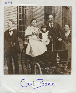 Der Erfinder des Automobils. Carl Benz hier zu sehen mit seiner Familie